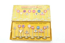 DINKY 771 ROAD SIGNS 