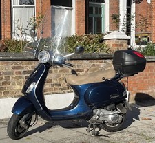 For sale: beautiful classic Vespa LX 125. Colour: Midnight Blue.