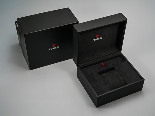 Authentic tudor box - -,