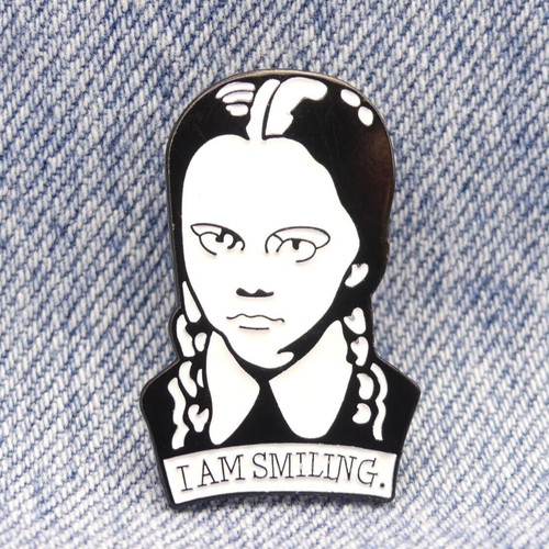 Smiling enamel pin - am,