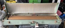 A 1950S VINTAGE SINGER KNITTING MACHINE