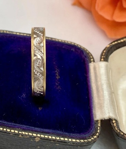 18ct gold band unique design - 18ct,