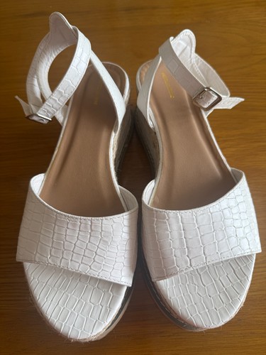 Prettylittlething white wedge - white,