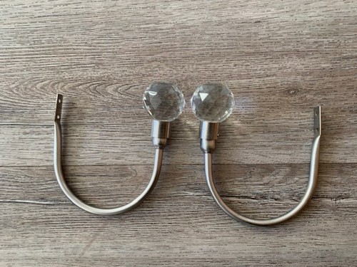 Pair crystal hold - x, of