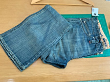 VINTAGE BENCH CUSTARD BUTTON