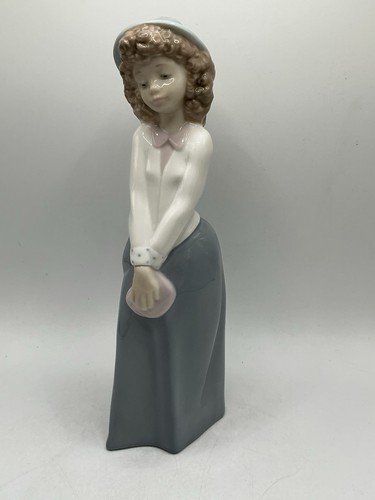 Nao lladro girl with - with, hat
