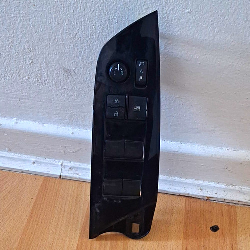 2015 2022 toyota - -, right