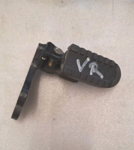 Yamaha 125 footrest - e2., tw