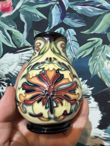 Moorcroft ceramic vase - moorcroft,