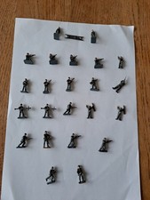 24 x German Ww2  Infantry Hand Painted Soldiers in 1 : 72 Scale 