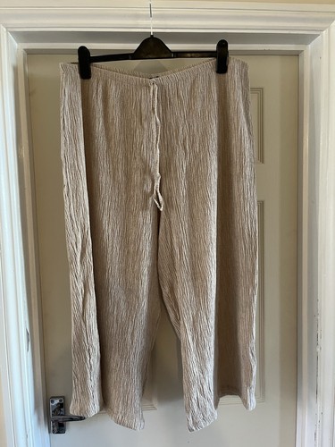 Beige crinkle material - f&f,