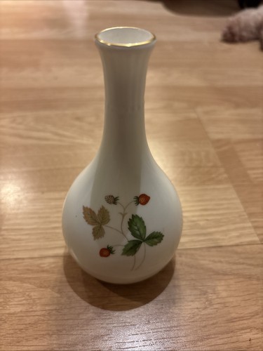 Lovely wedgwood bud vase - lovely,
