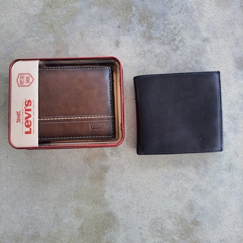 Mens wallets lot 1 - 2,, is