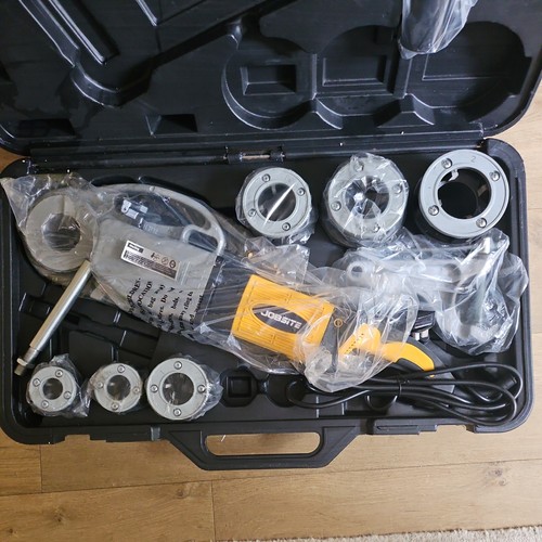 Portable pipe threader half - pipe,