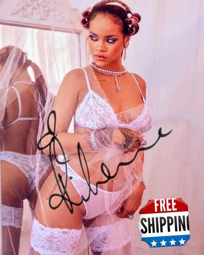Framed hot rihanna - 🔥,