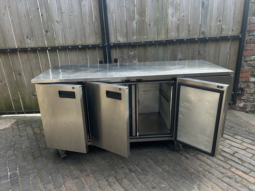 Foster three door flat - flat, counter