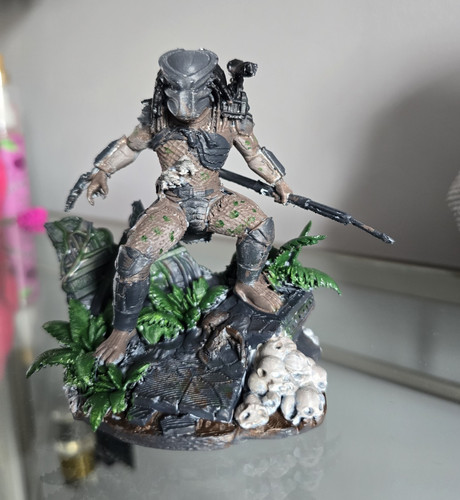 Alien predator figure - alien,