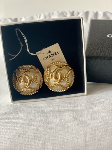 Authentic vintage chanel clip - authentic,