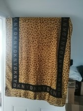 DKNY - LIGHTWEIGHT PASHMINA SIZE SCARF - ANIMAL PRINT