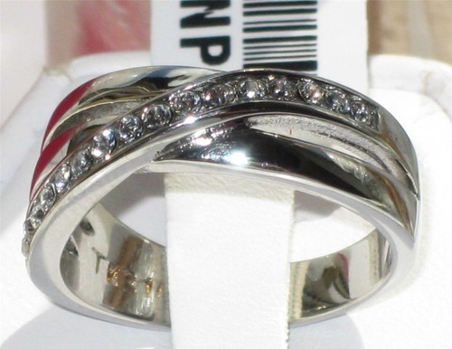 Ladies crossover ring