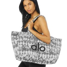 Alo Yoga Stylish Tote: Large Functional Bag Perfect for Work or Play Needs