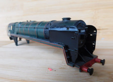 Hornby 00 Gauge BR Green Britannia Class 70005 loco body - spares