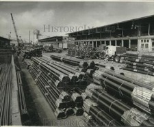 1974 Press Photo Steel pipe being loaded on a flat-bed truck. - nob10044