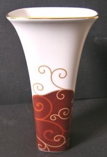 A WEDGWOOD ''MARRAKECH'' PATTERN FLOWER VASE, 19.5cm (7.65in) TALL, PERFECT