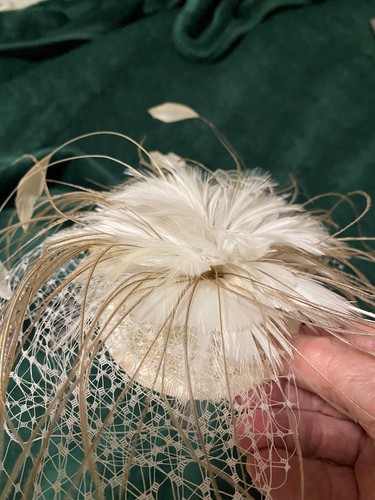 Cream coloured fascinator - cream,