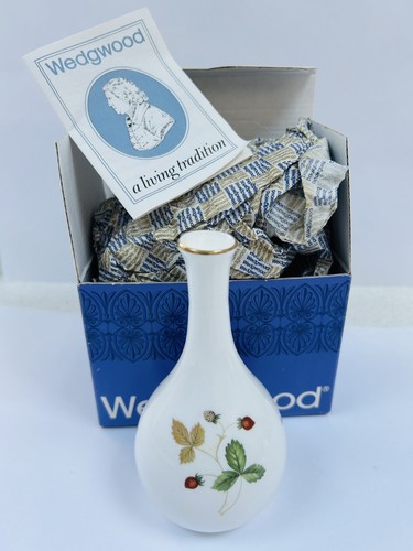 Wedgwood bud vase wild - bud,