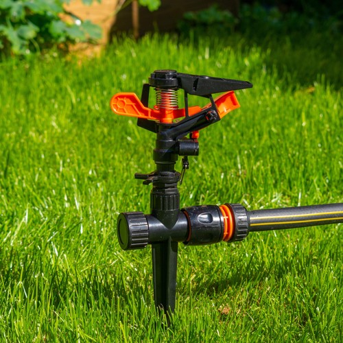 Pulsating garden sprinkler - pulsating, on