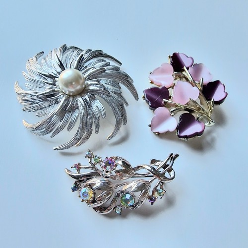 Vintage joblot brooches - of,