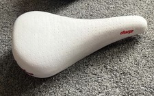 Charge Bucket saddle in white