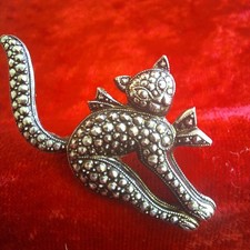 PRETTY VINTAGE 1960s SILVER  CAT BROOCH, FAUX MARCASITE  chic, preppy, retroglam