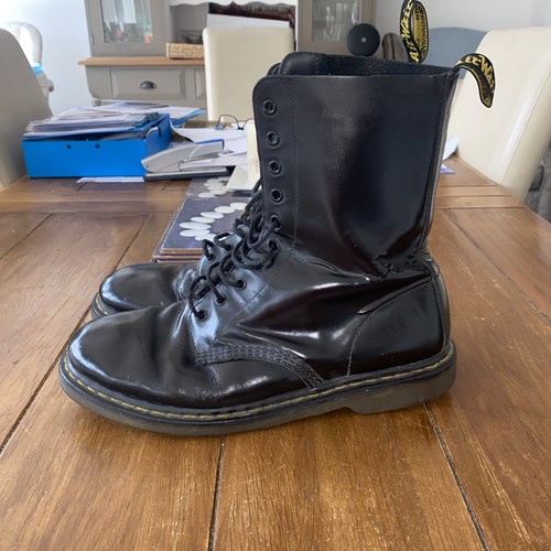 Martens airwair hole - dr, 10
