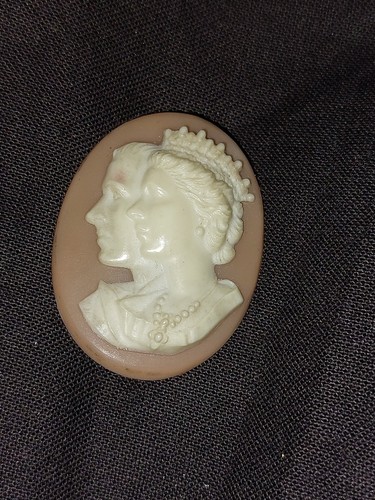 1953 coronation plastic cameo - 1953,