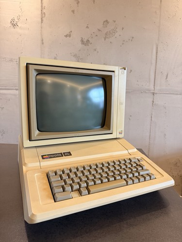 Apple iie home computer 1983 - apple,