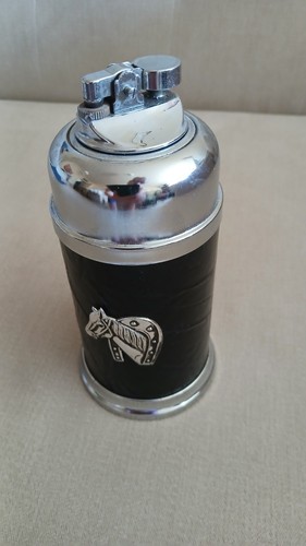 Horse pop cigarette - up,