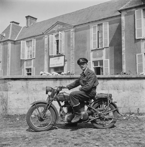 Lyndon moore seated ariel w - moore,