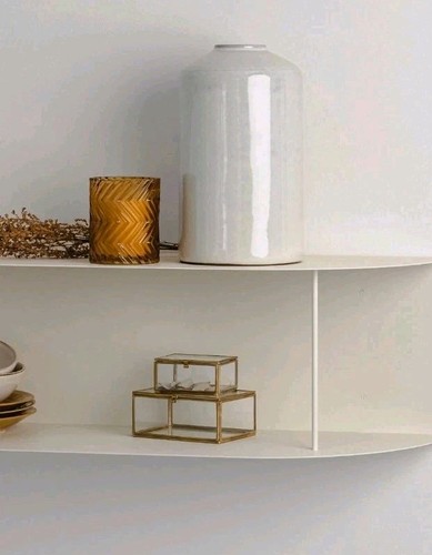 Curved radiator shelf with - radiator,