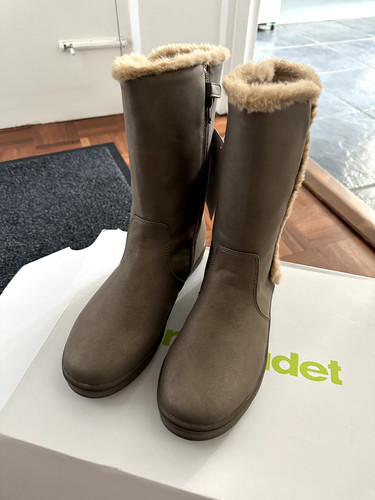 Girls fur lined boots shimmery