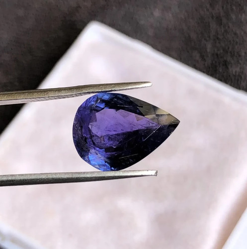 Color natural tanzanite - bi-color,