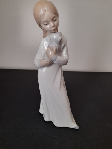 Nao girl figure - figure,