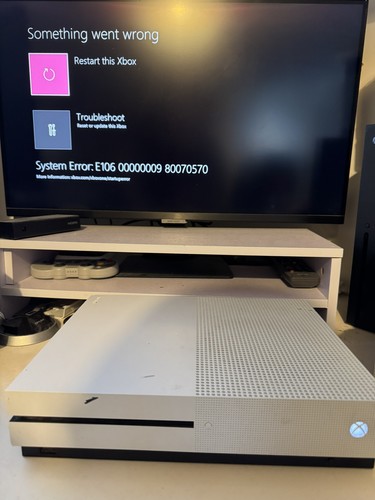 Faulty white xbox - one, s