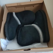 UGG CLASSIC SHORT CRESCENT