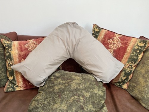 Shaped nursing pillow - u,