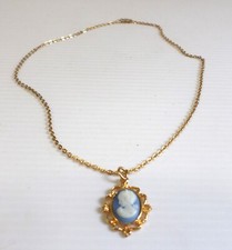 A GOLD TONE METAL NECKLACE WITH A WEDGWOOD JASPERWARE STYLE PENDANT