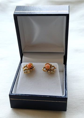 Coral and gold tone stud - and,