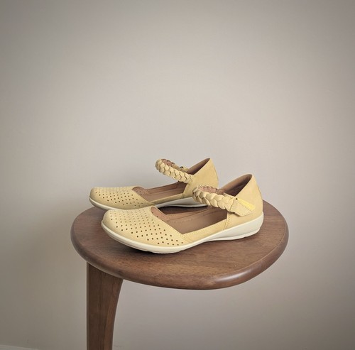 Hotter pale butter yellow - pale,