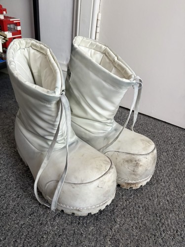 White snow boots